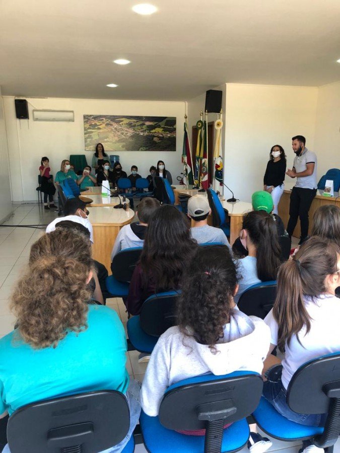 Alunos da Escola Maria Antônia visitam a Câmara Municipal de Vereadores